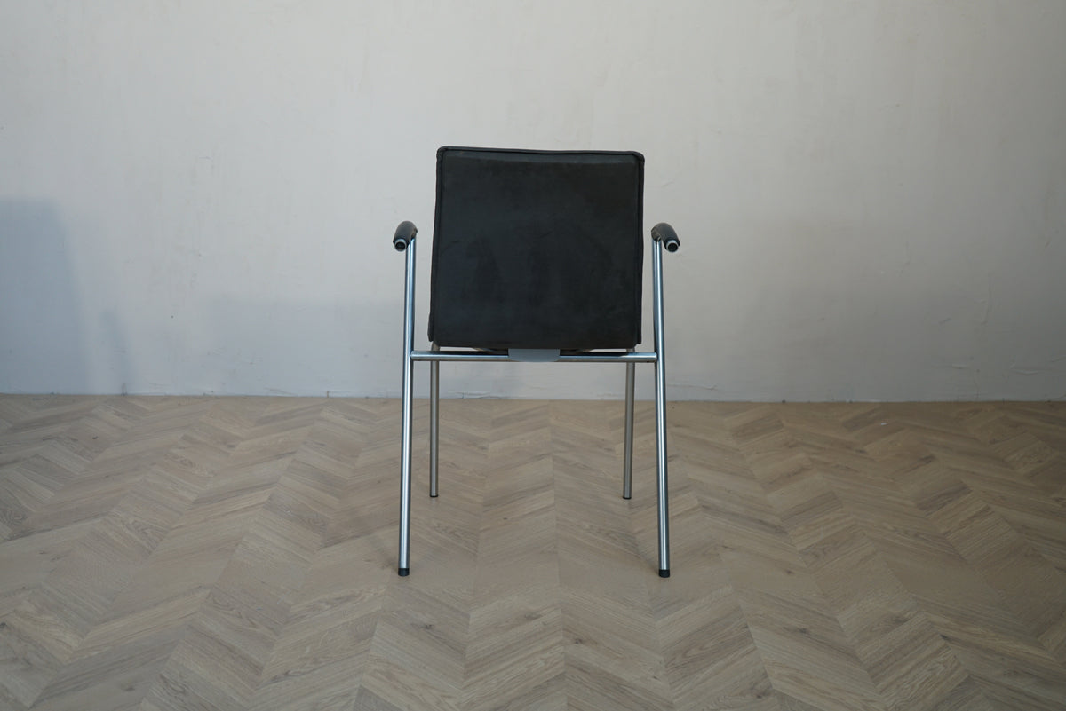 Four Design G2 konferencestol i mørkegråt stof set bagfra med fuldpolstret ryg og stel i børstet stål.