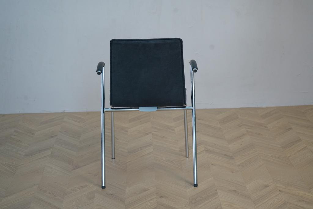 Bagfra visning af Four Design G2 konferencestol i mørkegrå med robust gråt stålstel og ergonomisk ryg.