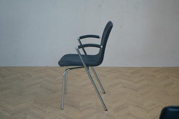 Sidenbillede af Four Design G2 konferencestol i mørkegrå med fleksibel ryg og stel i gråt stål.