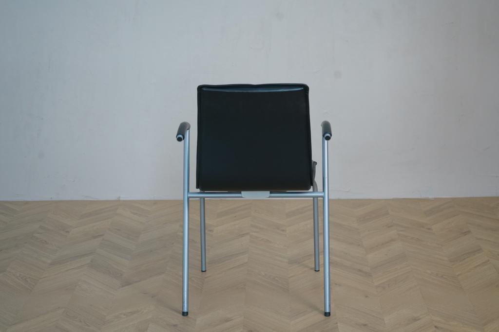 Bagfra visning af Four Design G2 konferencestol i sort læder med fleksibelt rygstøtte og gråt stel.