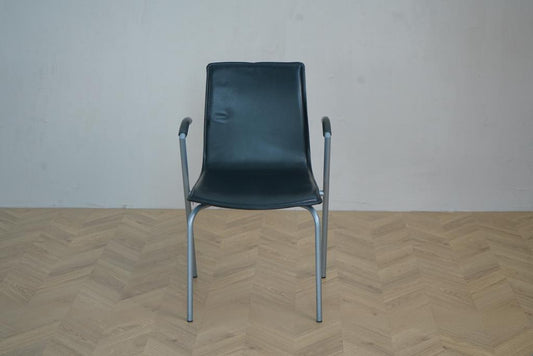 Frontbillede af Four Design G2 konferencestol i sort læder med gråt stålstel.