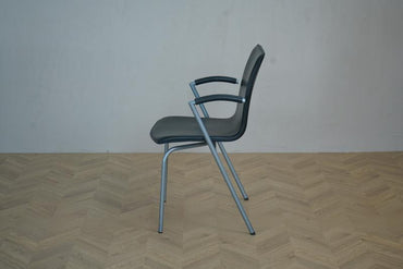 Sidenbillede af Four Design G2 konferencestol i sort læder med stabelbart gråt stålstel.