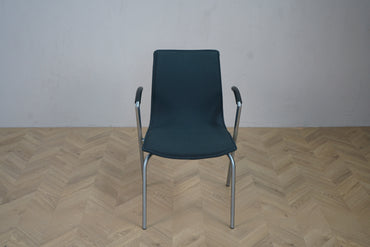 Frontbillede af Four Design G2 stabelbar konferencestol i mørkegrå med fleksibelt sæde og ryg