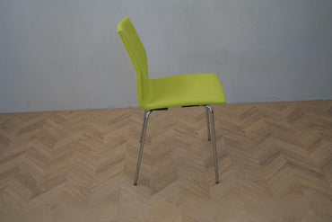 Sidevisning af Four Design konferencestol i gul med fleksibelt V-ryglæn og stabelbart stel