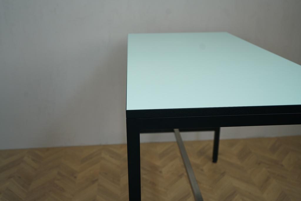 Detaljebillede af Four Design højbord – lysegrøn bordplade og sort stel i solid kvalitet.