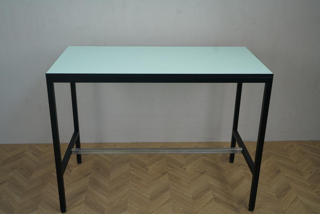 Frontbillede af Four Design højbord 140x70 cm – elegant grøn overflade og robust sort stel.