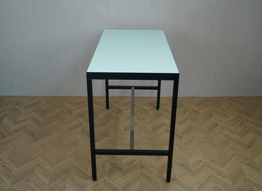 Sidevisning af Four Design højbord i grøn og sort – perfekt som ståbord eller kaffebord.