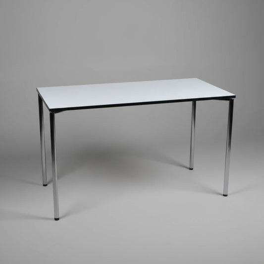 Frontvisning af Four Design kantinebord i hvid med krom ben, 120x70 cm – stilrent og funktionelt til kantine og mødelokale.