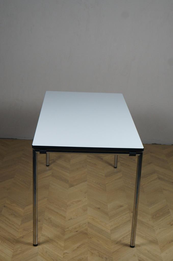 Sideprofil af Four Design kantinebord med hvid bordplade og krom ben, 120x70 cm – robust og stilrent bord til fællesområder.