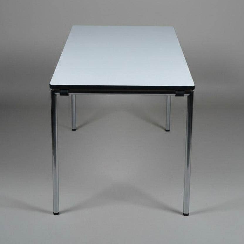 Sideprofil af Four Design kantinebord med hvid bordplade og krom ben, 120x70 cm – robust og stilrent bord til fællesområder.
