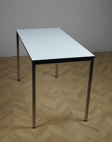 Skrå visning af Four Design kantinebord i hvid med krom stel, 120x70 cm – moderne design til små mødelokaler og kantiner.