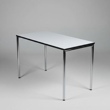 Skrå visning af Four Design kantinebord i hvid med krom stel, 120x70 cm – moderne design til små mødelokaler og kantiner.