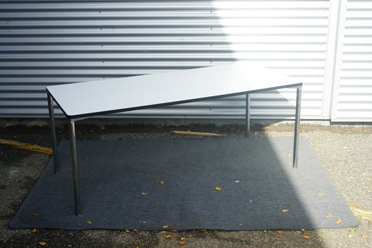 Four Design kantinebord med hvid laminat bordplade og krom stel set forfra – 180x80 cm