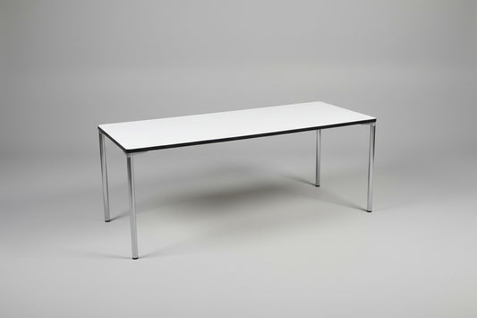 Four Design kantinebord med hvid laminat bordplade og krom stel set forfra – 180x80 cm