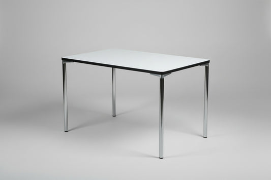 Four Design kantinebord med hvid laminat bordplade og krom stel set forfra – 120x80 cm