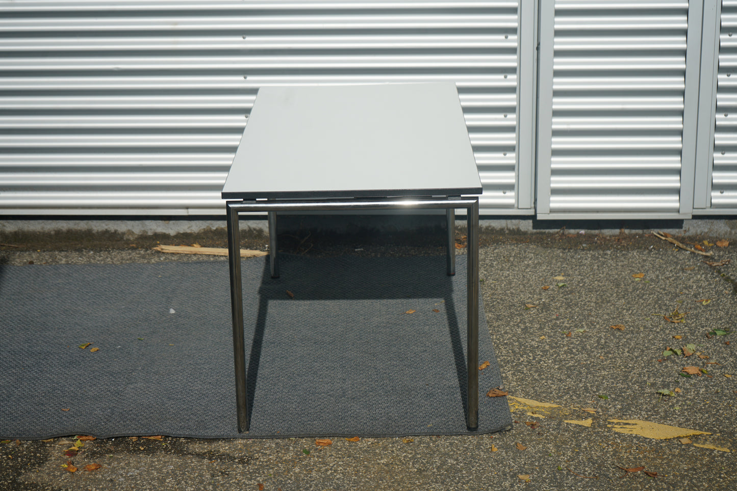 Four Design spisebord / kantinebord set fra siden – hvid laminatplade med kromben, 140x70 cm