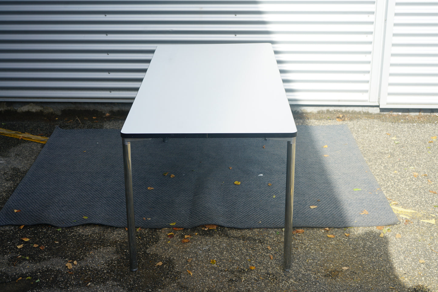 Four Design spisebord / kantinebord i hvid laminat og krom stel set fra siden – 180x80 cm