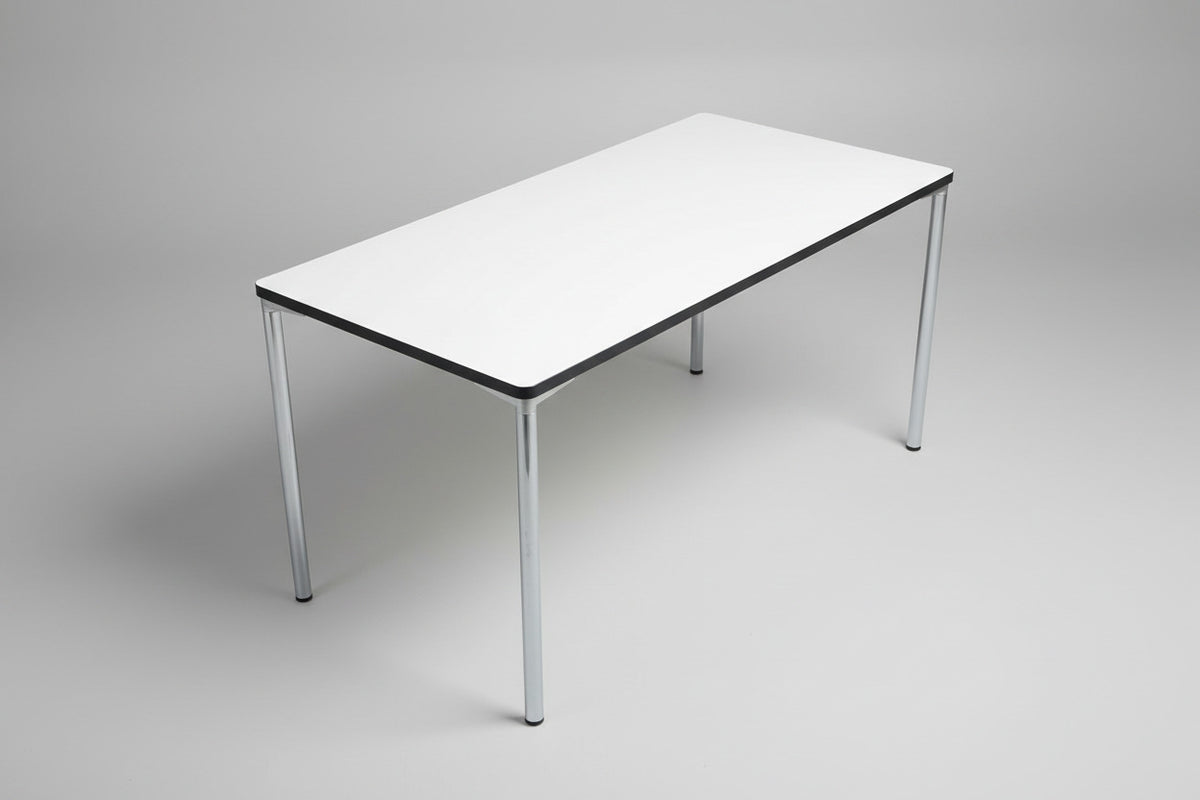 Four Design spisebord / kantinebord i hvid laminat og krom stel set fra siden – 180x80 cm