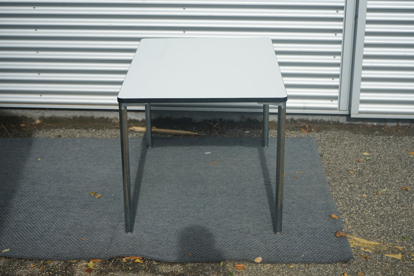 Four Design spisebord / kantinebord set fra siden – hvid laminatplade og rundrør i krom