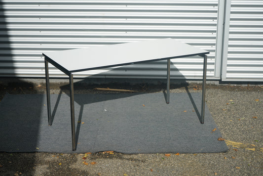 Four Design spisebord i hvid laminat og krom stel set fra skrå vinkel – moderne og stilrent bord 140x70 cm