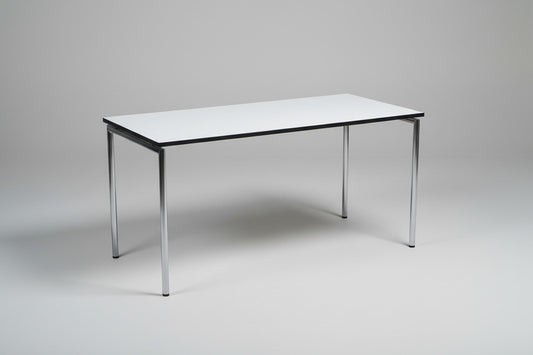 Four Design spisebord i hvid laminat og krom stel set fra skrå vinkel – moderne og stilrent bord 140x70 cm