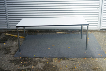 Four Design spisebord i hvid laminat med krom stel set fra skrå vinkel – 180x80 cm