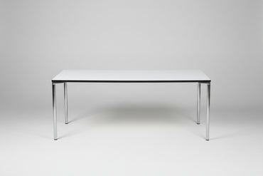 Four Design spisebord i hvid laminat med krom stel set fra skrå vinkel – 180x80 cm