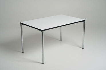 Four Design spisebord i hvid laminat med krom stel set fra skrå vinkel – moderne og funktionelt design