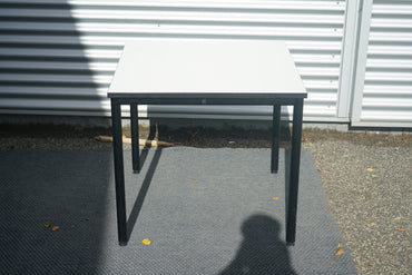 Four Design kantinebord med hvid laminat bordplade og sort stel set forfra – 80x80 cm