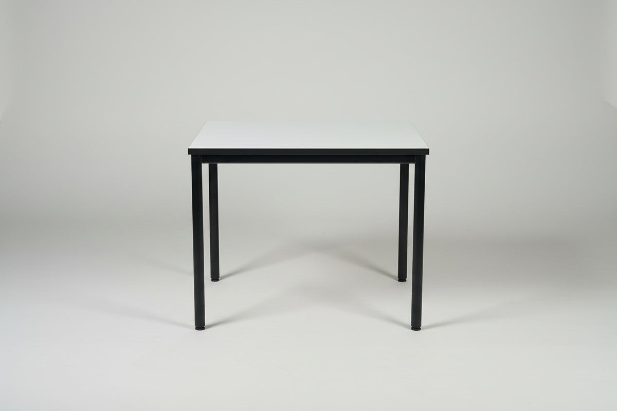 Four Design kantinebord med hvid laminat bordplade og sort stel set forfra – 80x80 cm