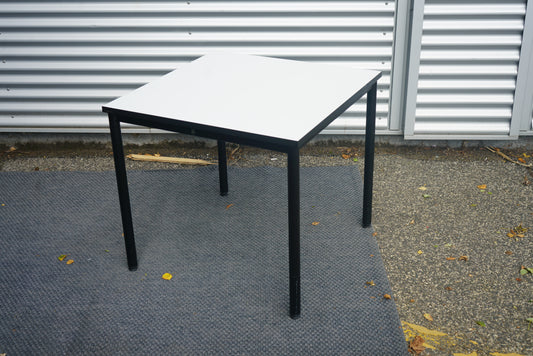 Four Design spisebord i hvid laminat og sort stel set fra skrå vinkel – moderne bord 80x80 cm