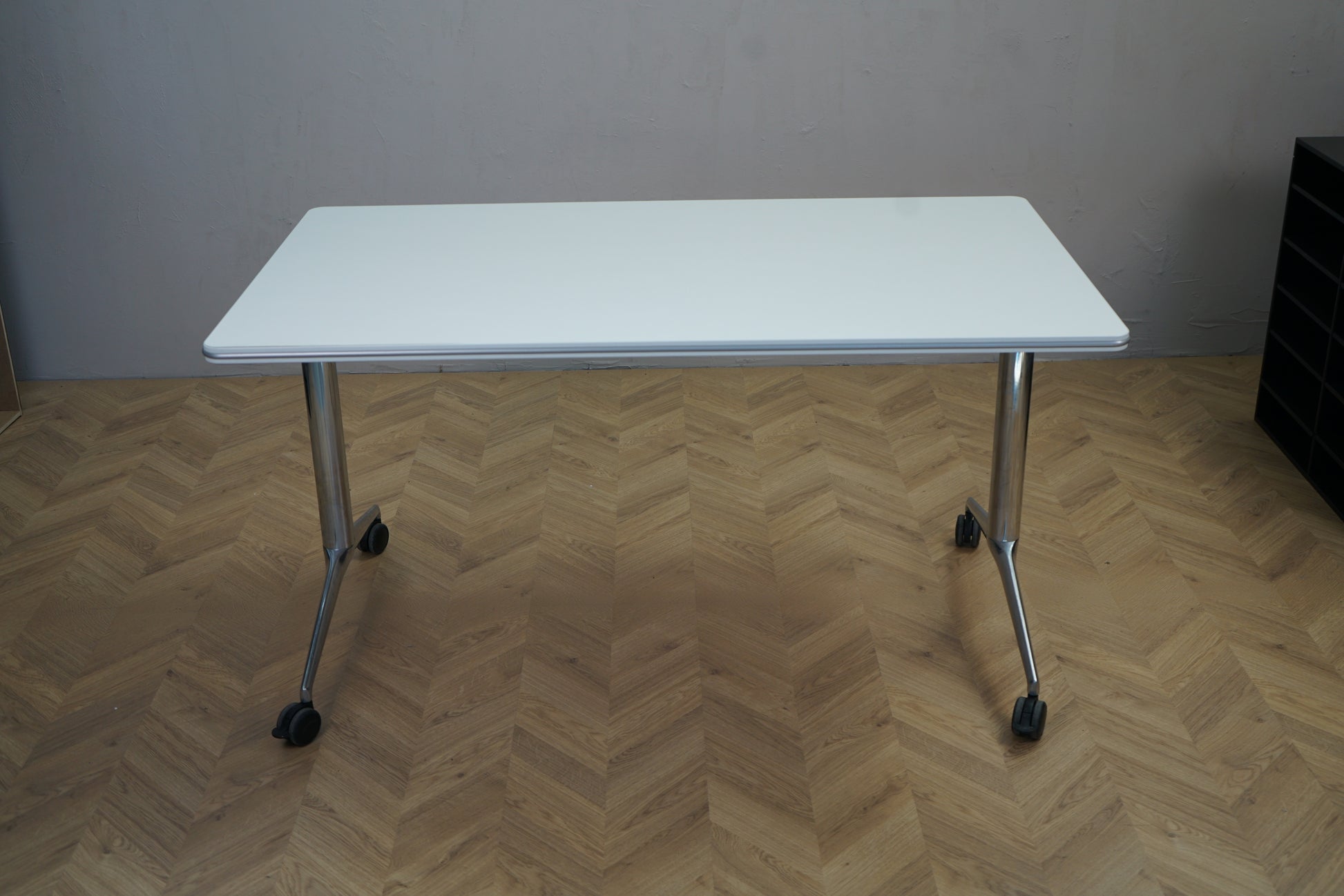 Hvidt Four Design klapbord på hjul 140x80 cm set forfra – praktisk sammenklappeligt mødebord med højde 74 cm.