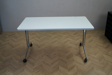 Hvidt Four Design klapbord på hjul 140x80 cm set forfra – praktisk sammenklappeligt mødebord med højde 74 cm.