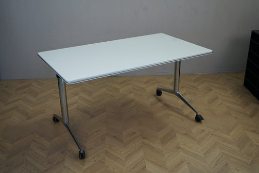 Four Design klapbord på hjul i hvid 140x80 cm set fra skrå vinkel – fleksibelt sammenklappeligt bord til kontor og mødelokale.