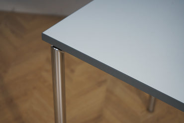Close-up af Four Design klapbord med hvid laminat og grå kant