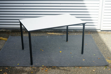 Four Design klapbart kantinebord i hvid laminat og sort stel set fra skrå vinkel – 120x80 cm