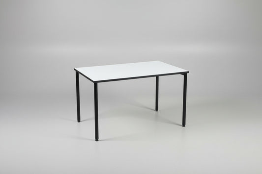 Four Design klapbart kantinebord i hvid laminat og sort stel set fra skrå vinkel – 120x80 cm