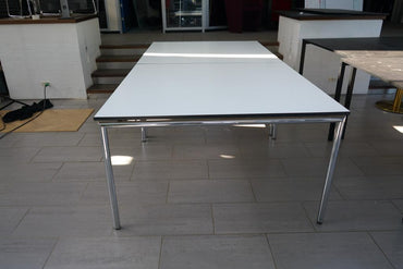 Elegant Four Design mødebord 260x130 cm med hvid laminatplade og krom stel – set fra siden