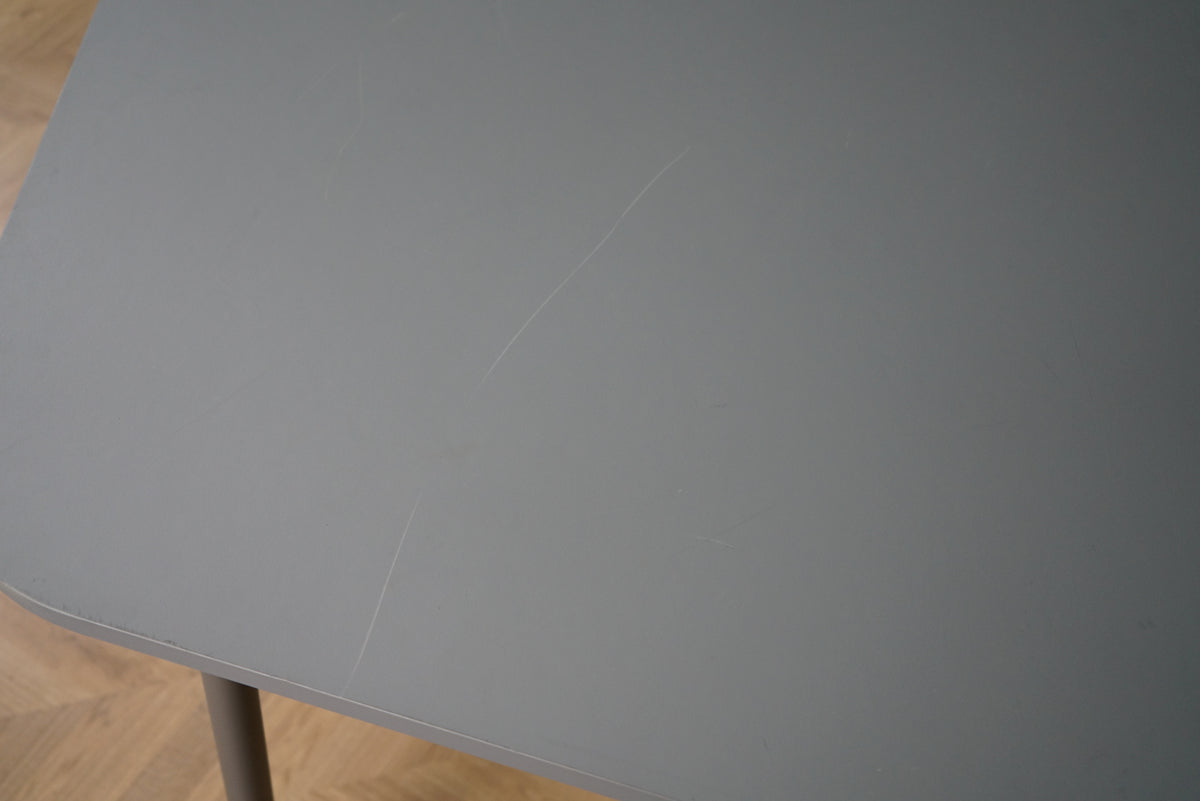 Overfladisk ridse på Four Design mødebord i grå laminat