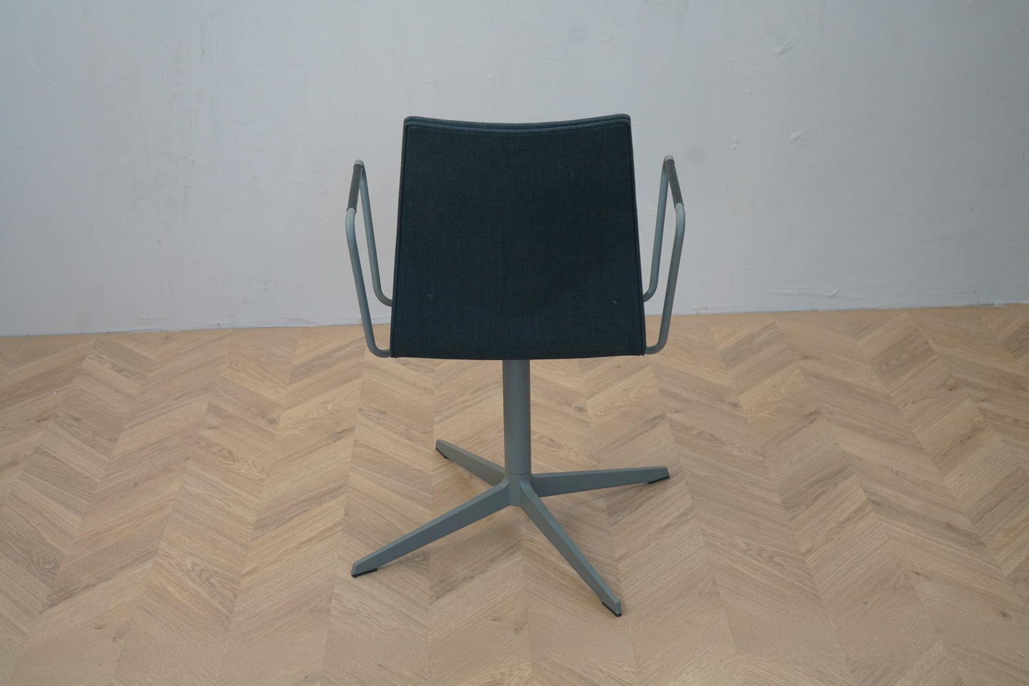 Bagfra billede af Four Design mørkegrå konferencestol – fuldpolstret med ergonomisk rygstøtte