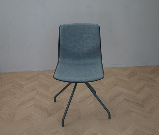 Frontbillede af Four Design polstret stol i grå og sort med drejestel og ergonomisk V-formet ryglæn.