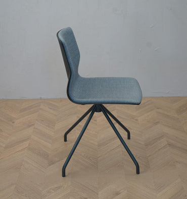 Sidenbillede af Four Design polstret stol i grå/sort med fleksibelt ryglæn og robust drejestel.