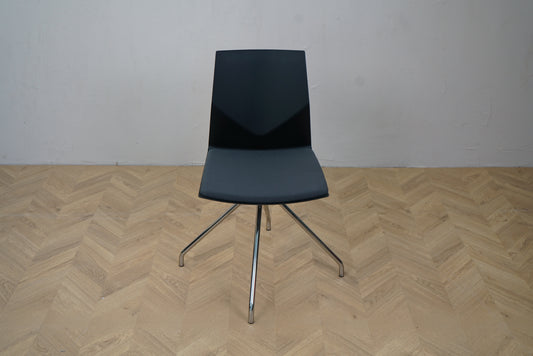 Four Design polstret stol i sort og grå – set forfra med polstret sæde og V-formet ryglæn