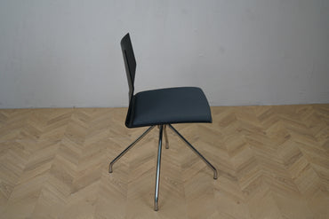 Sidebillede af Four Design polstret stol sort/grå med ergonomisk V-formet ryglæn