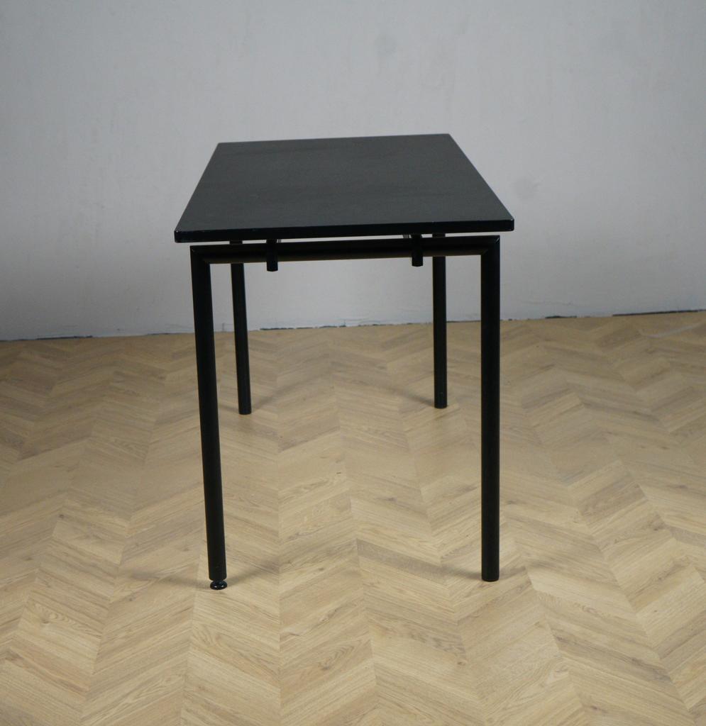 Four Design spisebord i sort linoleum 210x60 cm set fra siden – stilrent kantine- og klasseværelsesbord.