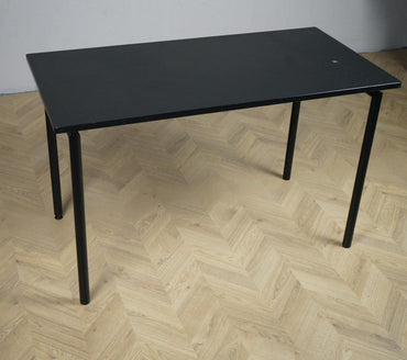 Four Design spisebord i sort linoleum 210x60 cm set i skrå vinkel – elegant og funktionelt bord til spisestue og kontor.