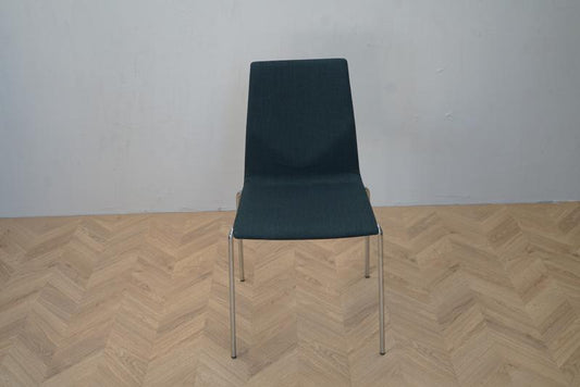 Four Sure 44 konferencestol i mørkegrå set forfra – polstret sæde og ryg i dansk design