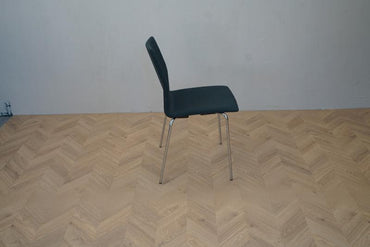 Sidevisning af Four Design Four Sure 44 mørkegrå konferencestol – ergonomisk og stabelbar