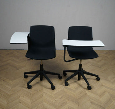 To Four Sure 66 kontorstole i sort med hvide integrerede skriveborde i et moderne undervisningsmiljø.