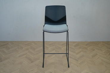 Frontvisning af Four Sure barstol – sort plast, grå polstring i Hallingdal og stabilt sort stel.